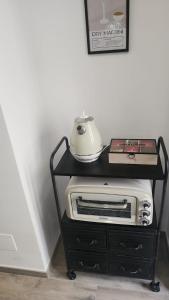 un carrito negro con una radio encima en Pomona Guest House, en Salerno 3 fotos más