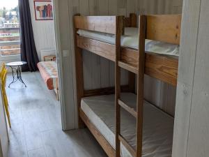 quelques lits superposés dans une chambre dans l'établissement Maxi Studio 5 pers. avec balcon, WIFI, pieds des pistes, calme, proche commerces et sports - FR-1-262-75, à Forest des Baniols