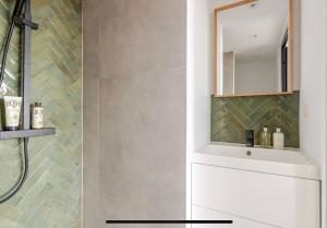 Bathroom sa Deluxe Studio La Cambre - with view