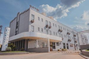 库亚巴Hotel Almanara Cuiabá-Mato Grosso-Brasil的街道上一座白色的大建筑