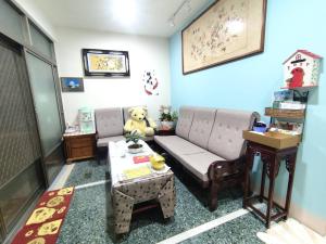A seating area at Qianshun Homestay