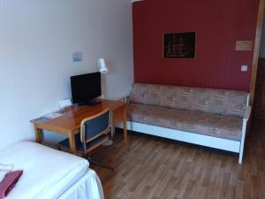 TV a/nebo společenská místnost v ubytování Hotell Hemgården
