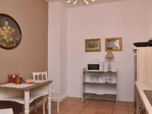 Una sala de estar con una mesa y un microondas. en Fewo Leonhardt, en Görlitz