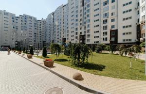 a park in a large city with tall buildings at Apartament in Chişinău