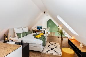 a living room with a white couch in a attic at Svyvo Siegburg - Cozy Serviced Apartments near Cologne & Bonn in Siegburg