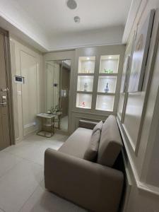 Posezení v ubytování Studio Sea View Apartment at Gold Coast PIK by MYsweethome