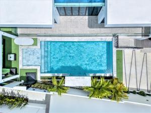拉威海滩Modern Zen Oasis Villa Style - Pool, Rooftop Views & Playground - All-Inclusive - 4BR-3BA的享有大楼游泳池的顶部景致