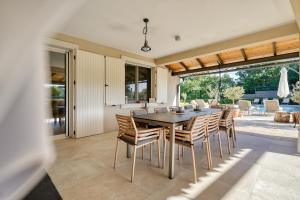 a dining room with a table and chairs at Villa & SPA My Koltrina in Svetvinčenat