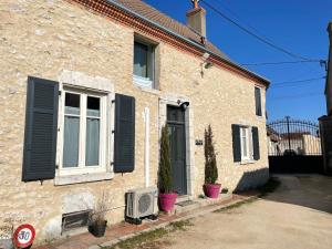 a house with black shutters and a window at Caporizon-Le Coffre fort-Le clos de Chambord in Saint-Claude-de-Diray
