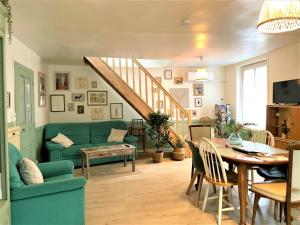 a living room with a green couch and a table at Caporizon-Le Coffre fort-Le clos de Chambord in Saint-Claude-de-Diray