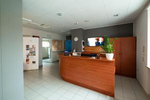 Die Eingangshalle eines Krankenhauses mit einem Empfangstresen in der Unterkunft Phi Hotel Homy Druento in Druento