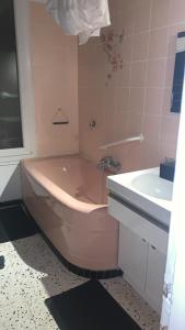 Bilik mandi di Chic F2 Rue Brevannes