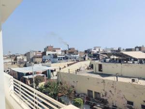 une vue d'une ville depuis un balcon dans l'établissement Shree Ji Stays, à Fāzilka