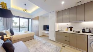 Η κουζίνα ή μικρή κουζίνα στο Azizi Riviera 9 - Bright Studio in Meydan