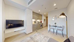 Η κουζίνα ή μικρή κουζίνα στο Azizi Riviera 9 - Bright Studio in Meydan +6 φωτογραφίες