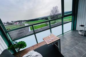 Cette chambre dispose d'un balcon avec vue sur l'eau. dans l'établissement Apartment mit Wintergarten & Grüner Aussicht im Schwarzwald, à Löffingen