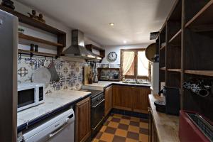 Una cocina o zona de cocina en Casa Rural Gite El Tossal