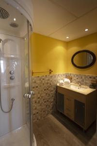 Un baño de Casa Rural Gite El Tossal