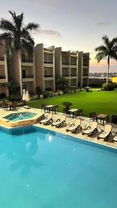 Bazén v ubytování Panacea Suites Hotel nebo v jeho okolí