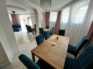 Posedenie v ubytovaní Hostel & Restauracja Santorini