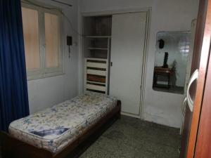 a small bedroom with a bed in a room at Casa Esquina in Guaymallen