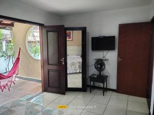 セーハ・グランデにあるCantinho da Pazのリビングルーム(ドア、テレビ付)