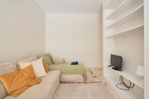 Televisyen dan/atau pusat hiburan di Apartment with patio, 5 minutes to railway station
