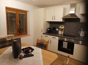 A kitchen or kitchenette at Gästehaus Braunegger