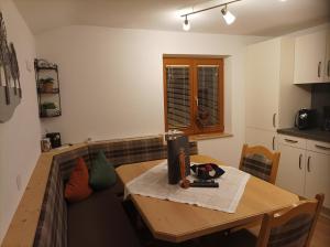 A kitchen or kitchenette at Gästehaus Braunegger