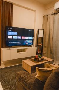 TV a/nebo společenská místnost v ubytování Beach stay by Wahuj Maldives
