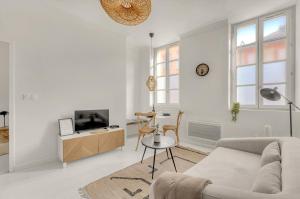 Una televisión o centro de entretenimiento en ღ La Colonne - Métro et Gare Matabiau SNCF à 400m