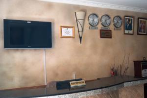 TV a/nebo společenská místnost v ubytování Tristar Hotel Kampala