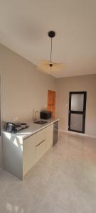 een lege keuken met een aanrecht en een plafond bij Parakreek Apartments in Boxel