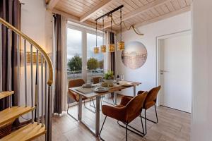 a dining room with a table and chairs at Fewo Seeschwalbe - Marina Mücheln in Mücheln