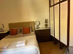 Un dormitorio con una cama con almohadas encima. en T1 Nearby Rossio, en Lisboa