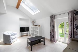 勒瑟Sweet-mane的带沙发、电视和桌子的客厅