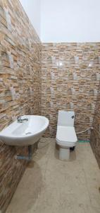 Ένα μπάνιο στο Anand Palace Homestay