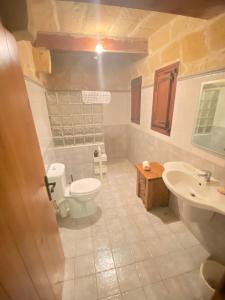 Ένα μπάνιο στο Charming Room in Villa with pool, Gozo-TripInnGozo