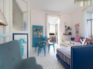 Posezení v ubytování Terrace by the sea - Entire property with terrace + 16 fotografií