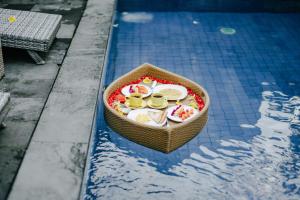una ciotola di cibo in piscina di Sebujan Grand Aurora ad Ubud