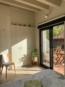 A seating area at Casa de camp Les Tretes
