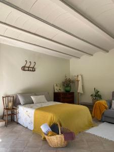 A bed or beds in a room at Casa de camp Les Tretes