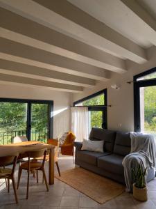 A seating area at Casa de camp Les Tretes