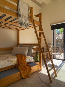 A bed or beds in a room at Casa de camp Les Tretes