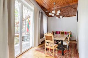 Ruang duduk di Vilnius Pinewood Apartment