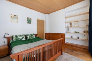 Katil atau katil-katil dalam bilik di Vilnius Pinewood Apartment