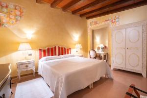 Postel nebo postele na pokoji v ubytování Corte Farina Suites