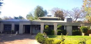 una casa antigua con un jardín delante de ella en Guest On 97, en Gaborone