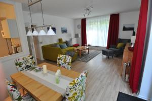 ein Wohnzimmer und ein Esszimmer mit einem Tisch und Stühlen in der Unterkunft Ferienwohnung Martin 1 in Bad Harzburg