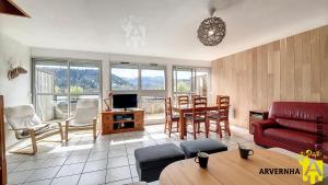 ein Wohnzimmer mit einem roten Sofa und einem Tisch in der Unterkunft Rev'O'Lac 2 in Chambon-sur-Lac